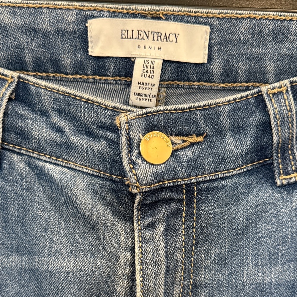 Ellen Tracy Light Blue Denim Jeans with Gold Button Size 10 - Picture 2 of 6